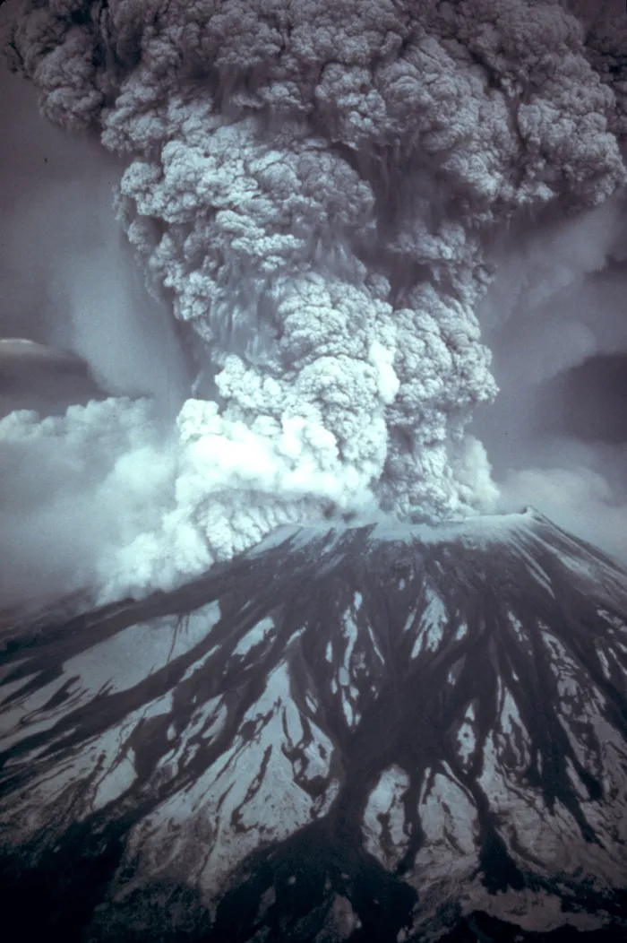 灰度照片，火山，喷发，圣海伦斯山，火山喷发，爆发，爆炸，烟雾