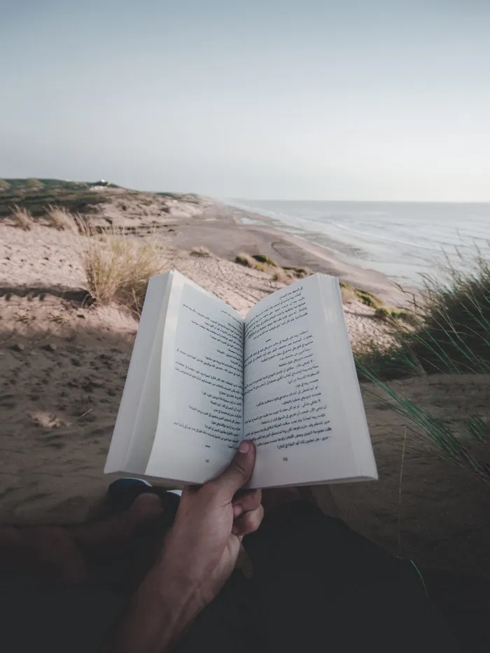 海滩读书人照片