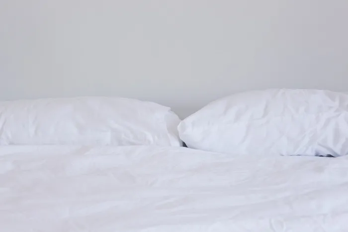 白色床罩套装，床，家具，卧室，白色，家用房间，枕头，床单