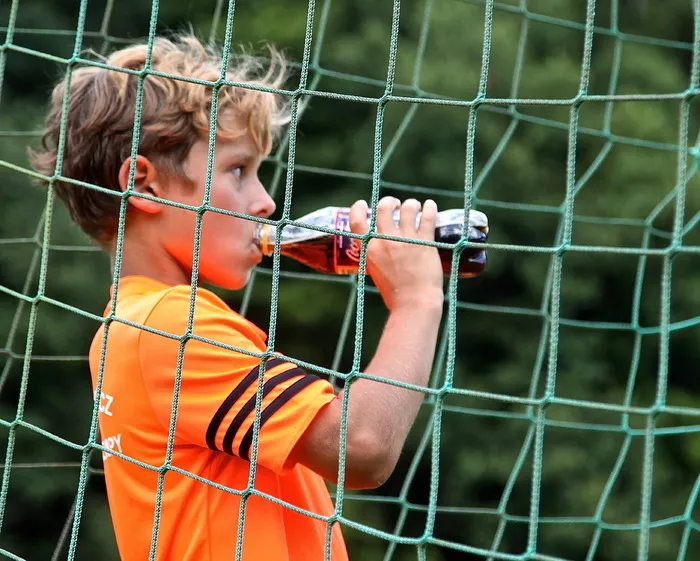 男孩喝苏打水，运动，饮料，守门员，足球，一个人，人，网络体育器材