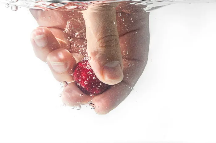 人，手，水，泡沫，指甲，红色，水果，人手