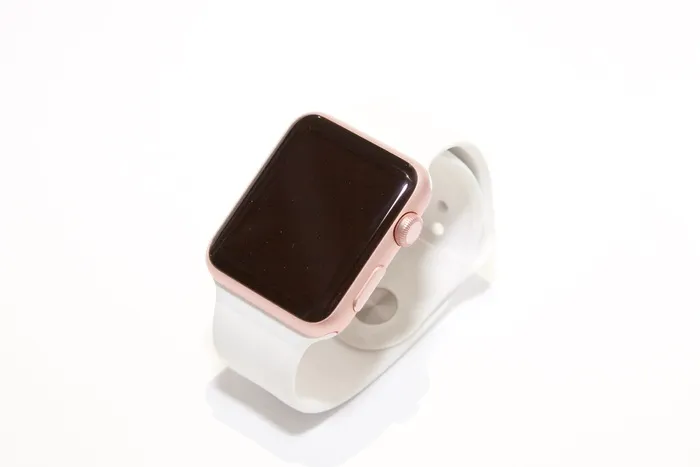 玫瑰金铝表壳苹果手表配白色运动表带
