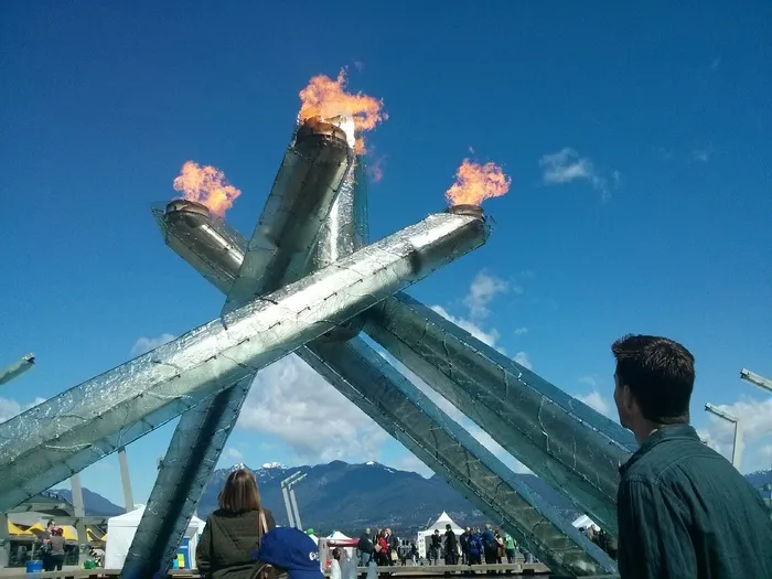 加拿大温哥华，奥运会，奥运火炬，火炬，火焰，天空，真人