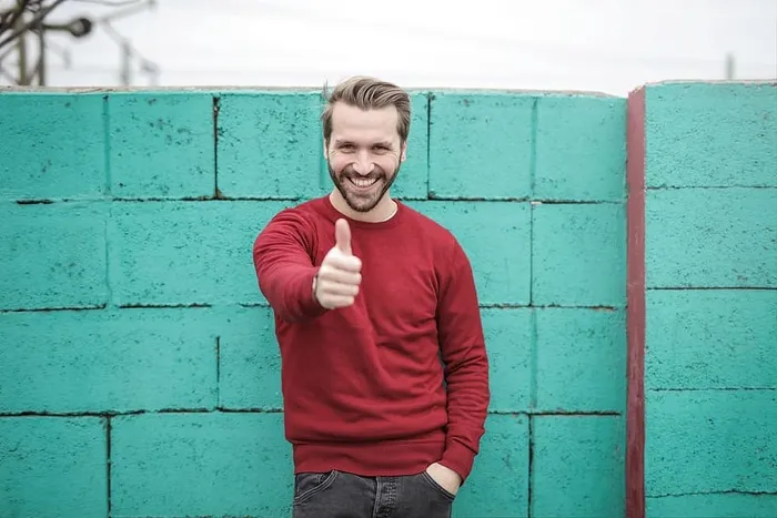 男人，竖起大拇指，开心，微笑，红色，毛衣，运动衫，蓝色