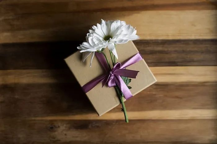 带鲜花照片的礼品盒