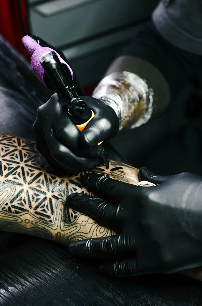 纹身艺术家画塔图的选择性聚焦摄影
