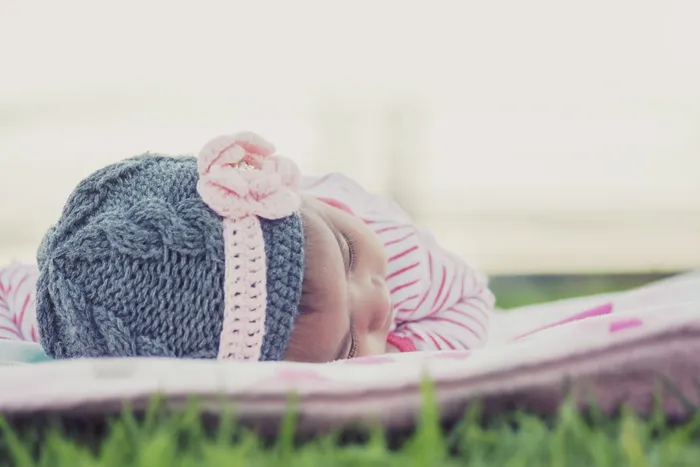 婴儿，穿着，灰色，针织，帽子，粉色，脚拖鞋，躺下