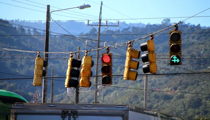 交通、交通灯、道路、红色、信号灯、绿色、路标、加油站