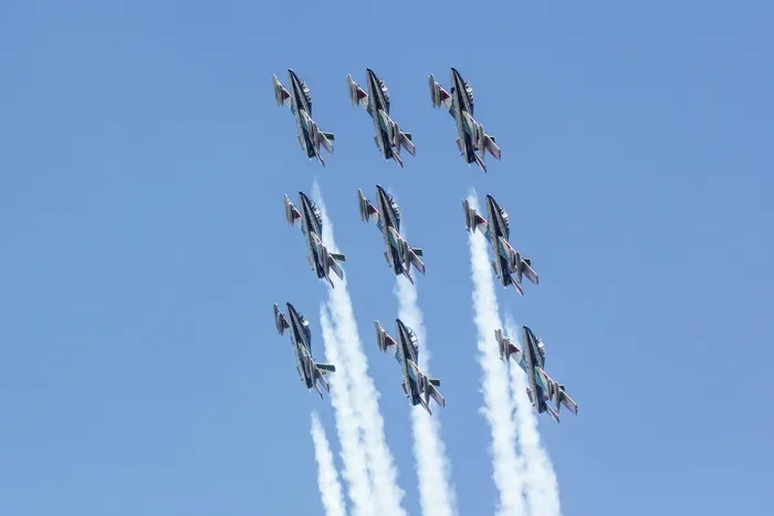 军用喷气机，f1，大奖赛，喷气式飞机，飞机，天空，低角度视图，飞机