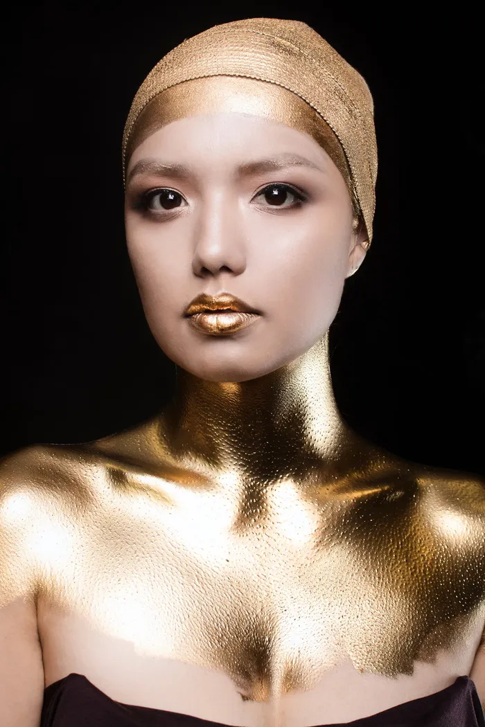 女人的身体被金色覆盖