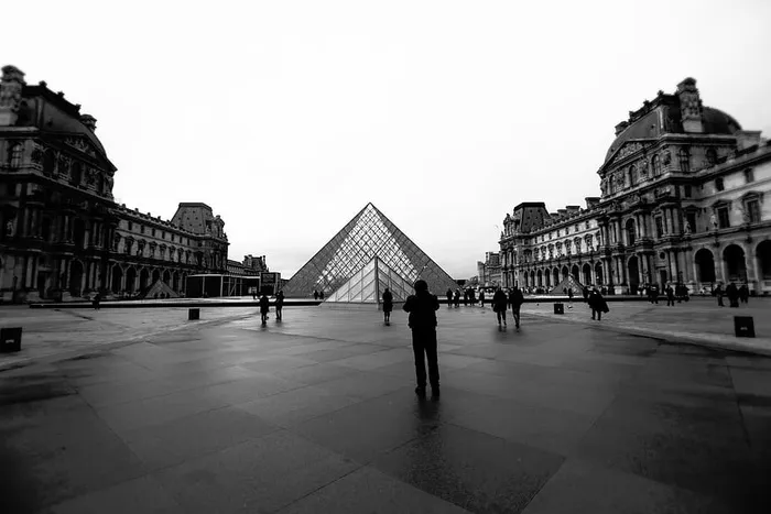 灰度摄影、人物、金字塔建筑、场所、地标、结构、卢浮宫、博物馆