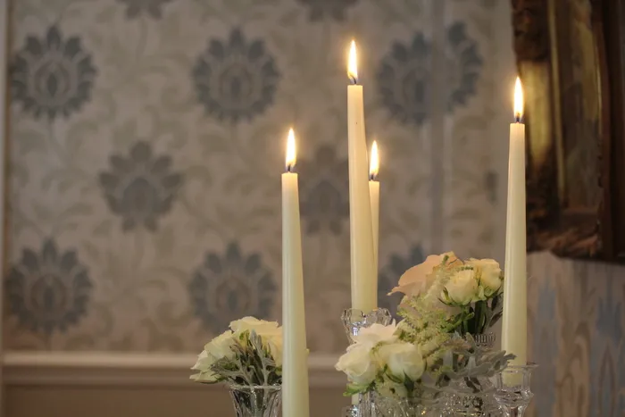 灯光，白色，锥形，蜡烛，旁边，玫瑰，花束，婚礼