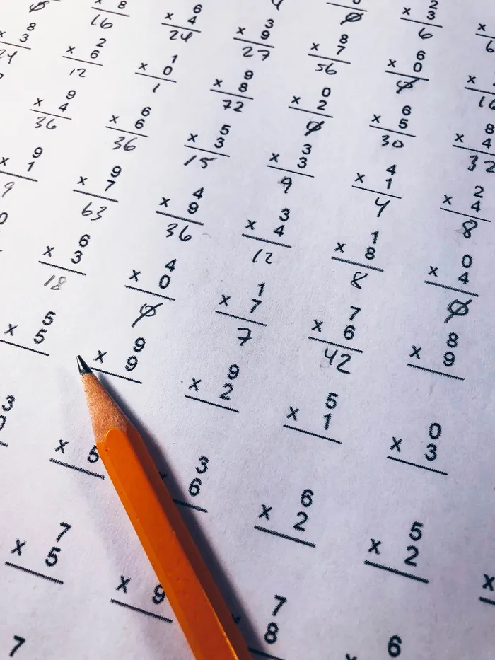 方程式纸上的棕色铅笔