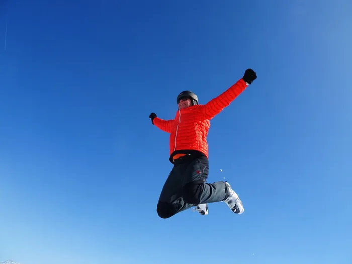 人，红色，泡泡夹克，跳跃，白天，滑雪，跳跃，天空