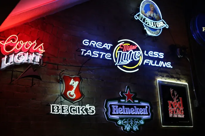 广告、酒吧、啤酒、Miller Lite、颜色、灯光、霓虹灯、标志