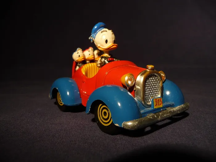 照片，唐老鸭，驾驶，汽车雕像，玩具，玩具车，古董，收藏
