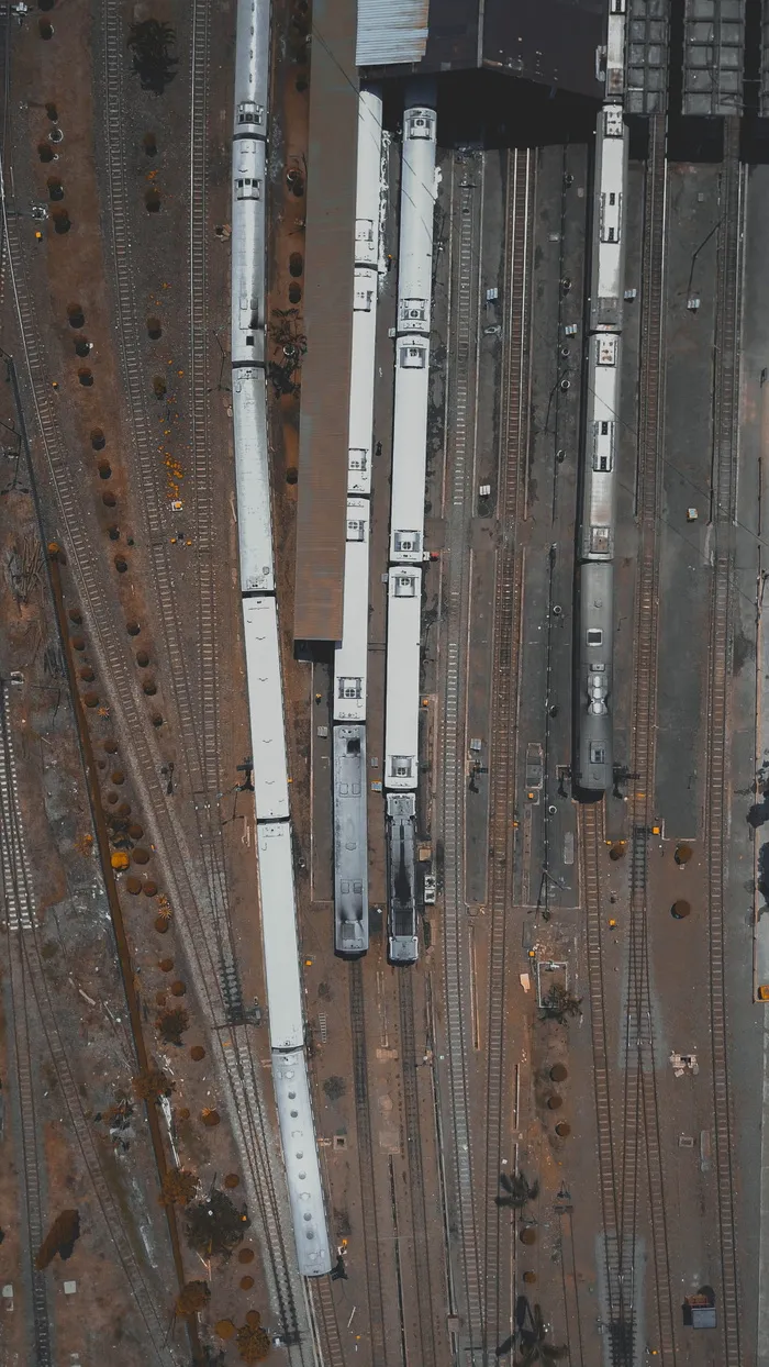 灰色列车和列车轨道的航空摄影