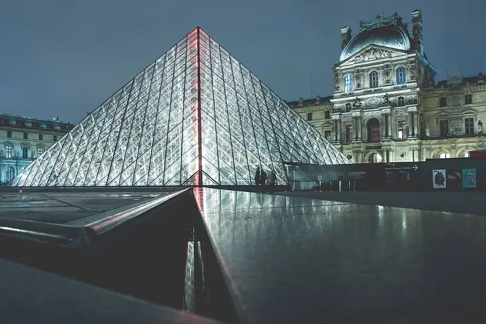 巴黎卢浮宫夜间博物馆