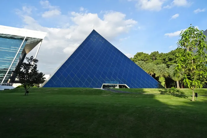 蓝色金字塔建筑