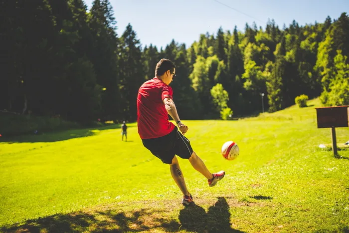 男子，比赛，足球，绿色，草地，红色，t恤