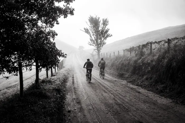 双人自行车的灰度照片