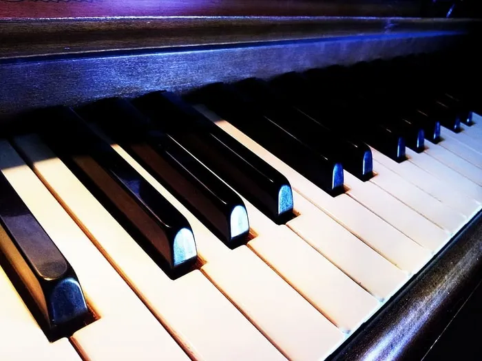 黑色直立钢琴，钢琴，音乐，键盘，乐器，乐器，音乐设备，钢琴键