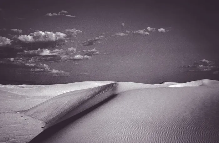 背景为蓝天的白色沙漠——黑白相间的沙丘