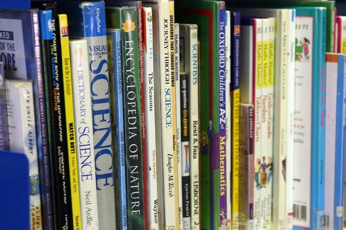 分类标题书、书籍、书架、有组织、有安排、有安排、有安排、教育、科学