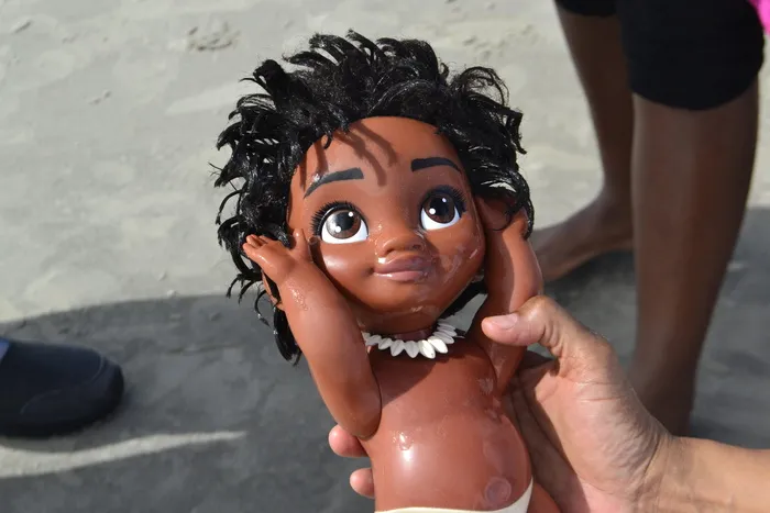 玩具，婴儿，黑色洋娃娃，非裔美国人，黑色头发，沙子，找到的，孩子