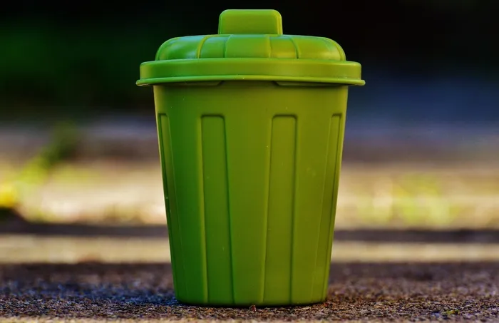选择性，聚焦摄影，绿色，塑料容器，棕色，表面，垃圾桶，垃圾