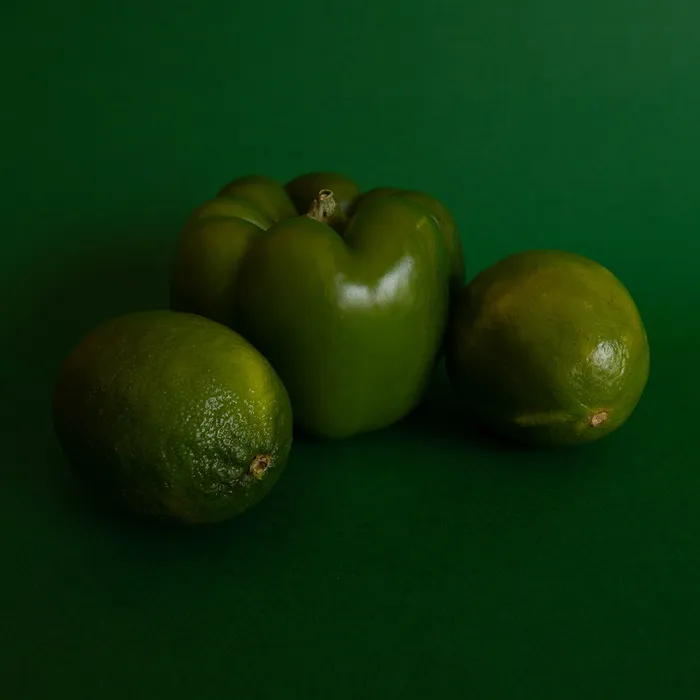绿色表面的辣椒和绿色水果