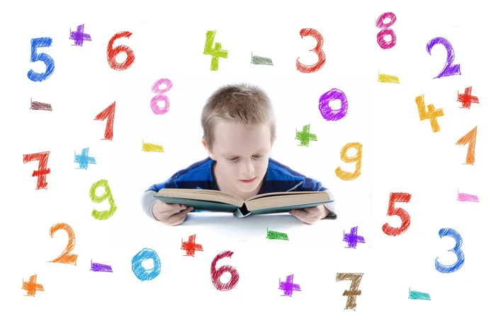 学习，学校，幼儿园，幼儿园，男孩，计数，数学问题，手指