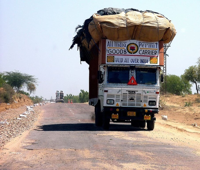 白色送货卡车印度超载卡车汽车副运输运输