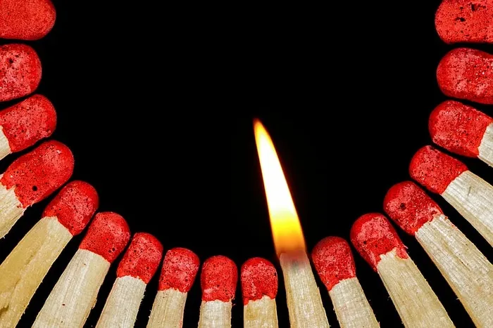 红色和棕色火柴棒，火柴，火焰，打火机，火柴，火柴棒，火柴头，木头