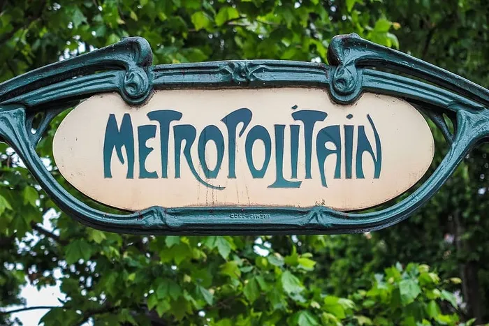 法国巴黎的旧铁标志显示了大都会地铁站的位置。