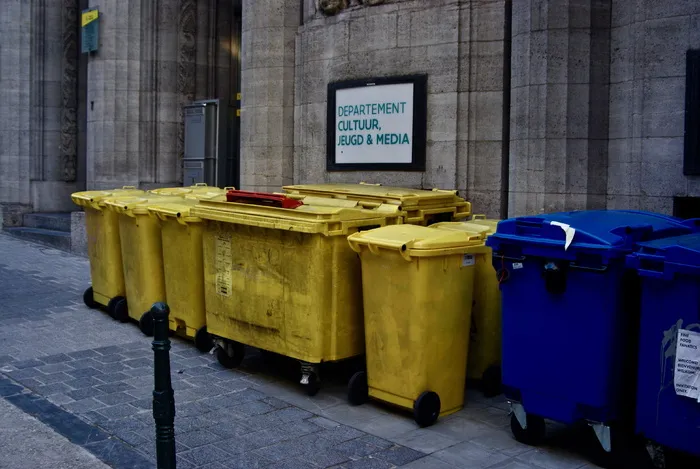 塑料垃圾桶，锡，铝，垃圾桶，垃圾桶，比利时布鲁塞尔，街道