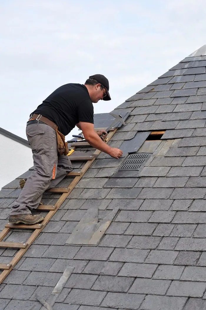 屋顶上的人，屋顶工，覆盖物，工匠，石板，屋顶，屋顶，手工工作