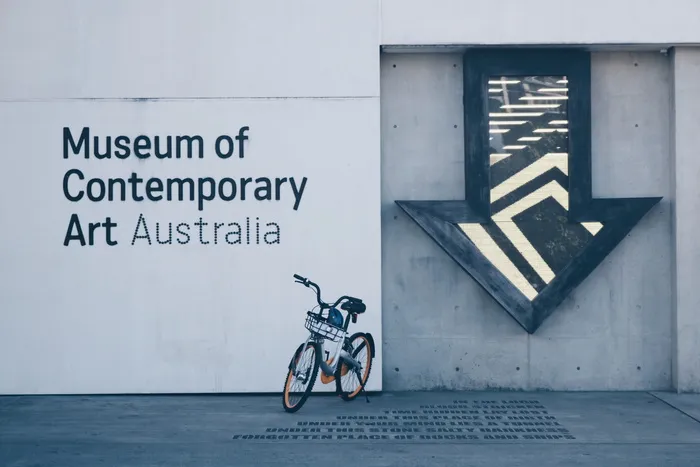 蓝色，自行车，墙，标志，箭头，自行车，博物馆，文字