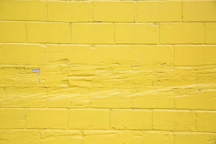 亮黄色砖块照片