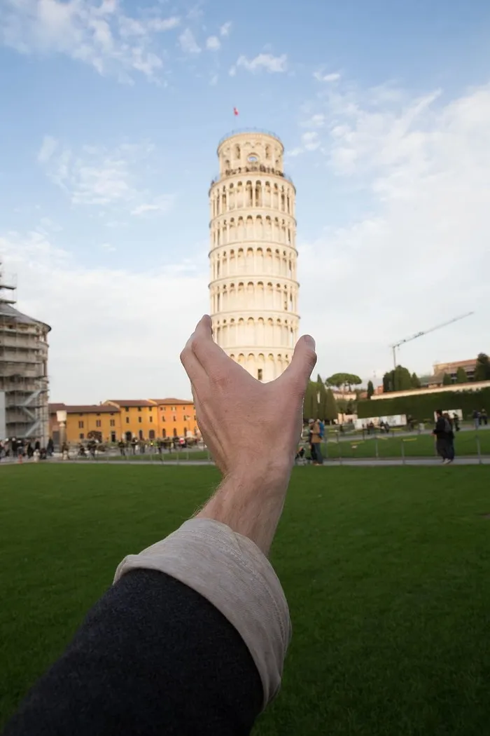 意大利比萨手持斜塔透视图