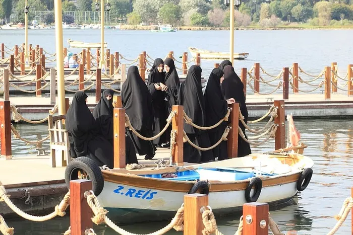 土耳其伊斯坦布尔eyup游客burka旅行船女性