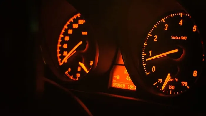 仪表板、汽车、车速表、仪表、温度、照明、燃油、车辆