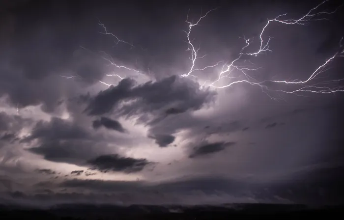 灵气云、闪电、雷电、天气、云天、风暴、大自然的力量、大自然的美丽