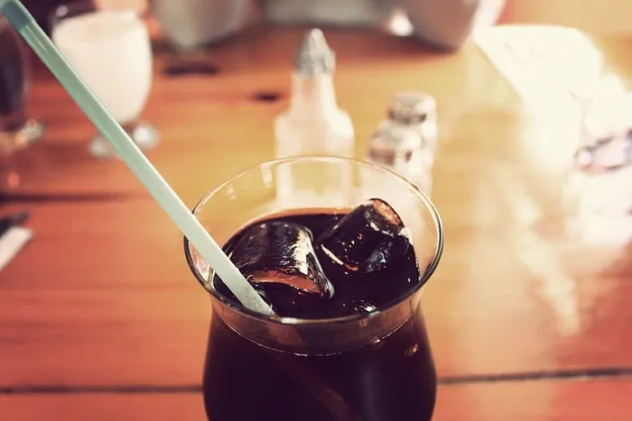 百事可乐可乐饮料玻璃杯吸管餐桌餐厅食品饮料