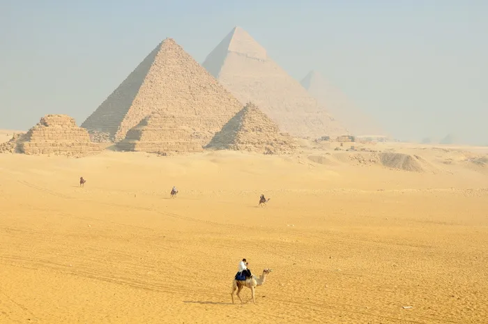 人，骑马，骆驼，沙漠，白天，狮身人面像，埃及，象形文字