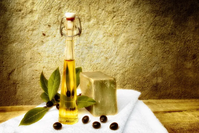 透明玻璃瓶，月桂，肥皂，橄榄油，月桂树，月桂树，浆果，阿勒波肥皂