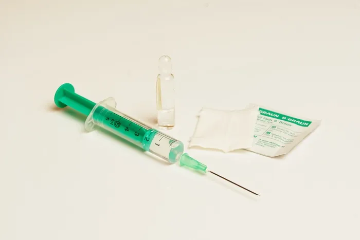 绿色注射器，注射器，一次性注射器，针头，安瓿，针孔，拭子，消毒