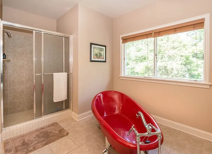 红色、浴缸、浴室、室内、家居内饰、窗户、地板、家庭房间