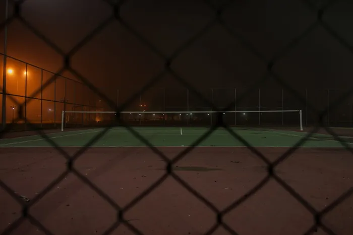 晚上的网球场很安静