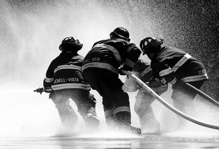 灰度照片，消防员，灭火器，消防水带，sonoma，水，火，喷雾